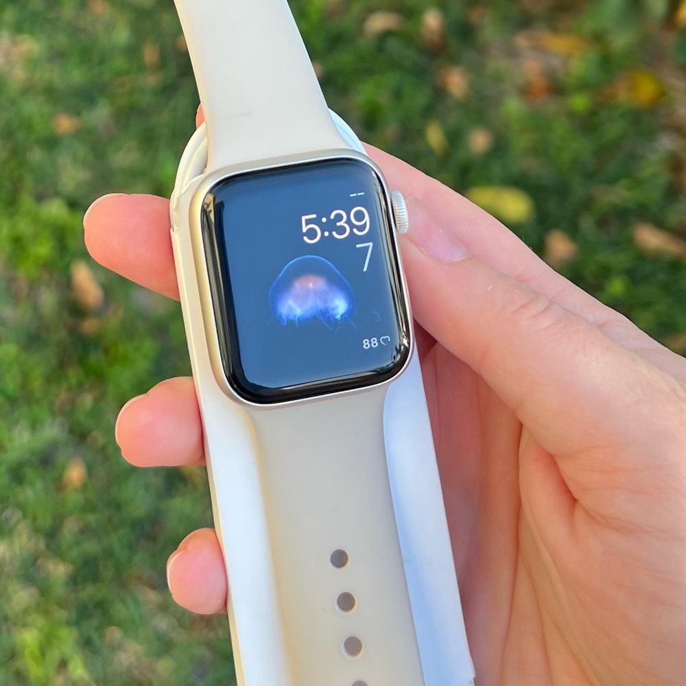 Apple Watch SE (GPS + Cellular) (2nd Generation)